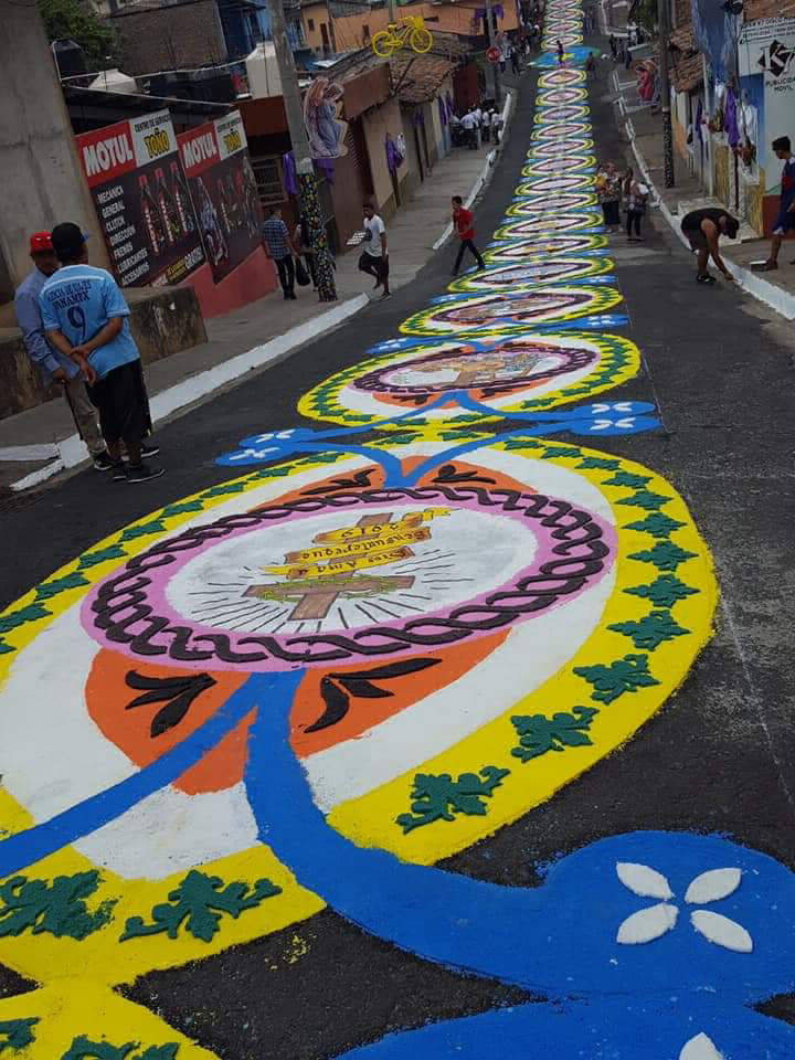 Cientos de personas elaboran con devoción las alfombras más grandes de