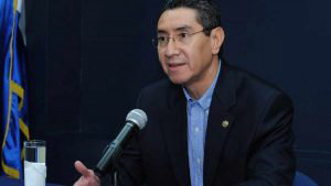 Lic. Ren Figueroa, ex ministro de Justicia y Seguridad Pblica, abandona su oficina en el centro de gobierno.