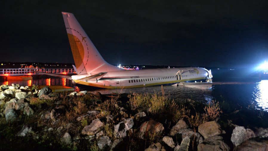 Avión con 143 pasajeros se sale de la pista y se precipita a río en  Jacksonville, Florida | Noticias de El Salvador 