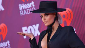 VIDEO. Bebe Rexha es herida por un fan que le lanzó el celular en pleno show