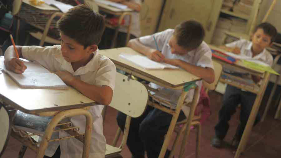 Historia de niños que recorren alrededor de 4 kilómetros para llegar de su casa a la escuela y viceversa.