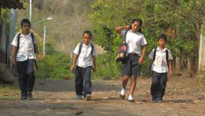 Historia de nios que recorren alrededor de 4 kilmetros para llegar de su casa a la escuela y viceversa.