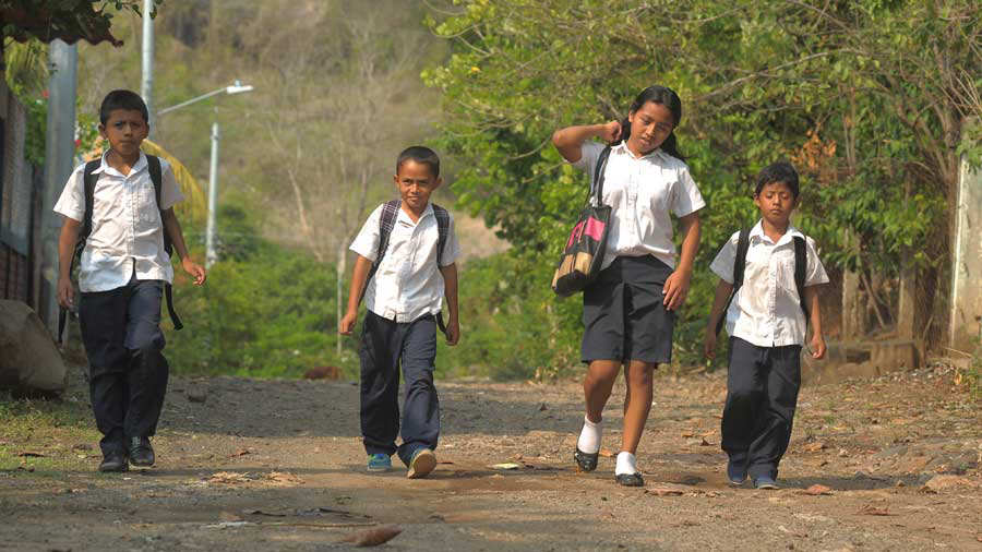 Historia de niños que recorren alrededor de 4 kilómetros para llegar de su casa a la escuela y viceversa.