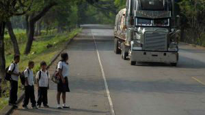 Historia de nios que recorren alrededor de 4 kilmetros para llegar de su casa a la escuela y viceversa.