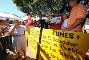 Presidente Mauricio Funes, visita Guarjila, Chalatenango, pobladores se quejan y se manifiestan de su plan de gobierno