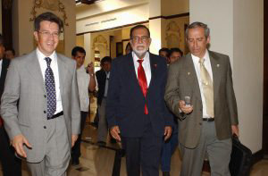 Se reunion Schafik Handal candidato de FMLN con Luis Ernesto Derbez canciller mexicano.
