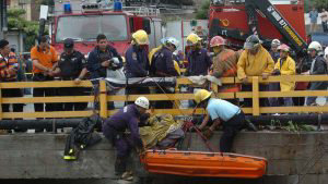 Rescatan cuerpos en Col. Malaga