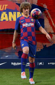 Barcelona's new French forward Antoine Griezmann controls a ball duri