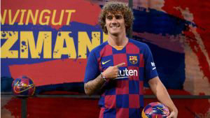 Barcelona's new French forward Antoine Griezmann poses with his new j