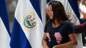 Tania-A?valos-regresa-a-El-Salvador-AFP
