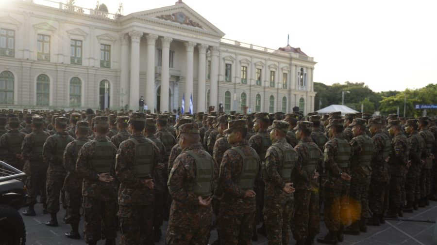 Fuerza Armada presenta a mil nuevos soldados y hace entrega simbólica