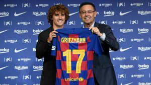 Barcelona's new French forward Antoine Griezmann poses with his new j