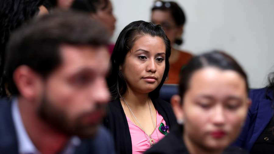 Joven salvadoreÒa acusada de aborto espera fallo en juicio por delito de homicidio