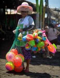 Doris-es-una-vendedora-de-accesorios-y-juguetes-playerso-en-el-majahual