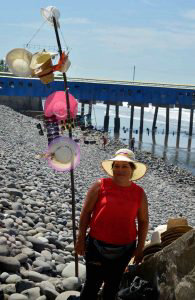 Flor-Marisol-vende-sombreros-en-las-orillas-del-Maleconm