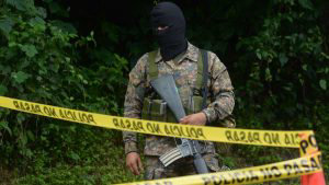 Muerto-Perulapa?n-12-JR-/ Luego de lanzarlo a la canaleta los hechores todava le dispararon en varias ocasiones, seal un agente policial.