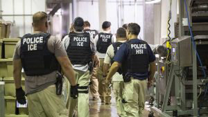 Operativo migrantesLos oficiales arrestaron en Misisipi a 680 empleados, en su mayora latinos.