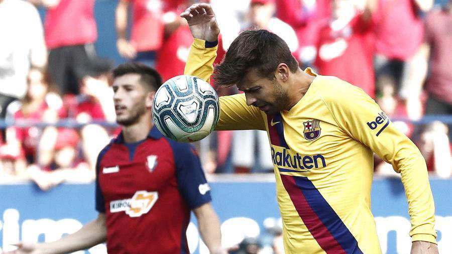 El defensa español del FC Barcelona Gerard Piqué (d) protesta una acción durante el partido ante el CA Osasuna correspondiente a la 3ª Jornada de LaLiga Santander, disputado este sábado en el estadio El Sadar de Pamplona. EFE/Jesús Diges