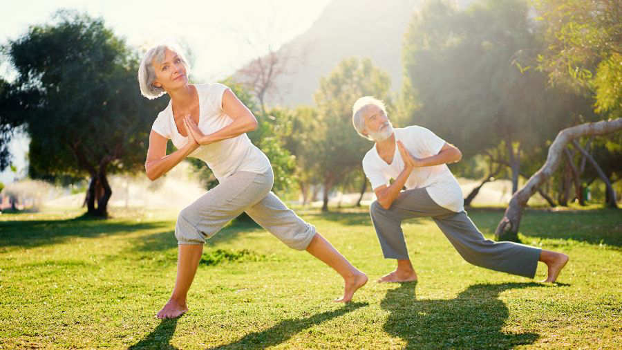 No importa tu edad, la práctica del yoga es para todos. Foto: Shutterstock