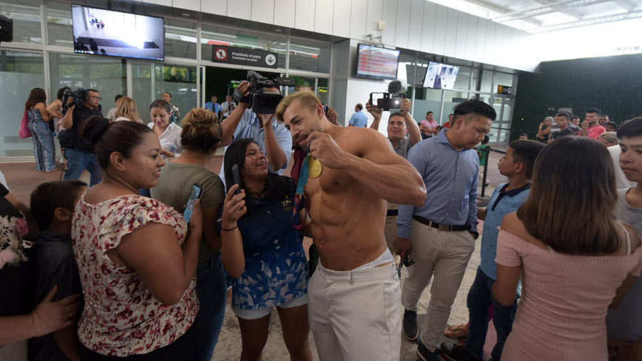 Fisicoculturista Yuri Rodr Guez Es Recibido Con J Bilo Al Retornar A El Salvador Tras Su Oro En