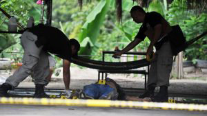Policas inspeccionan el cadver de Jos Orlando Romero Ramrez, dueo de un car wash. Foto EDH / scar iraheta