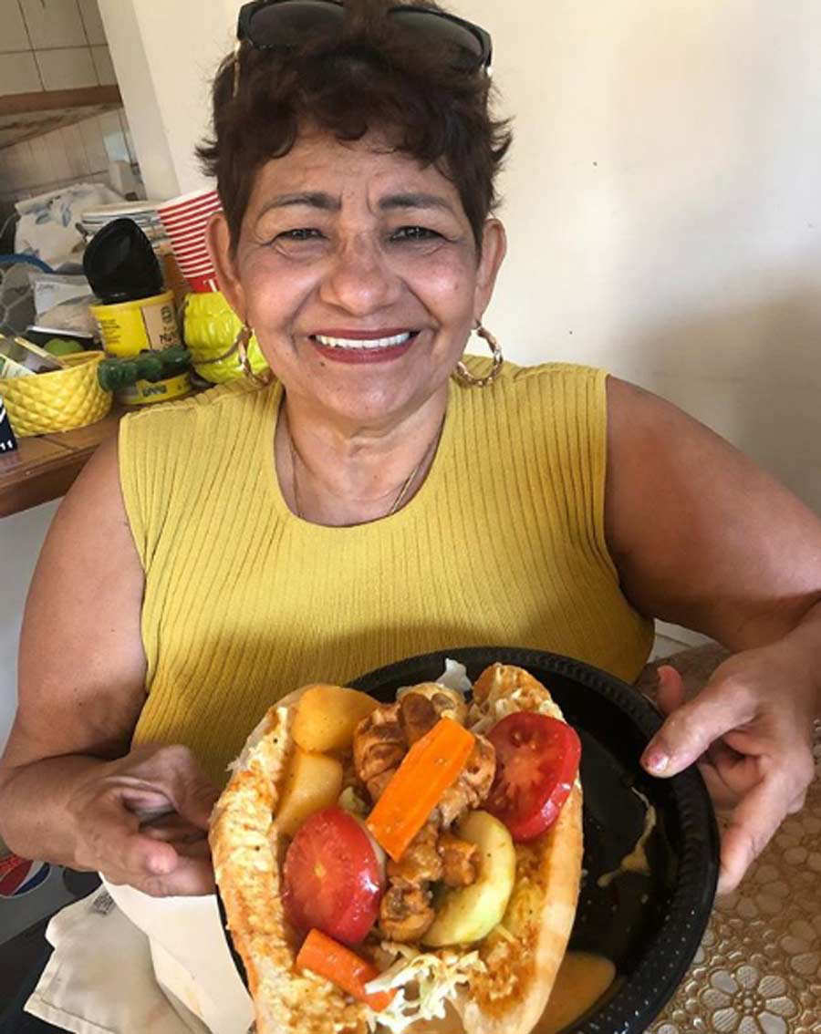 La Tía María, famosa por sus videos coloquiales en Instagram, obtuvo la ciudadanía