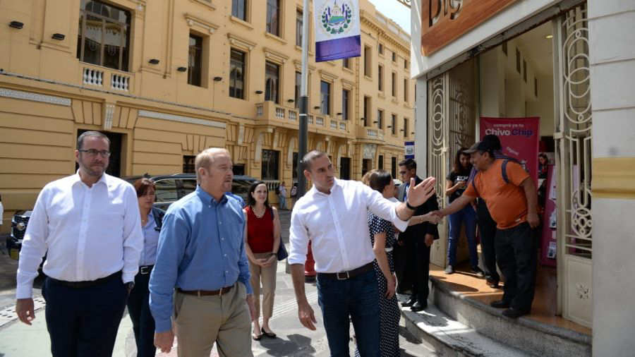 Embajador de Estados Unidos recorre el Centro Histórico junto al