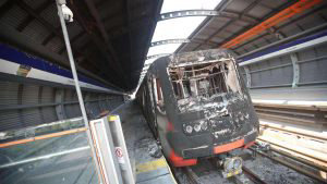 Incineracin de un tren en la estacin Elisa Correa del metro de Santiago