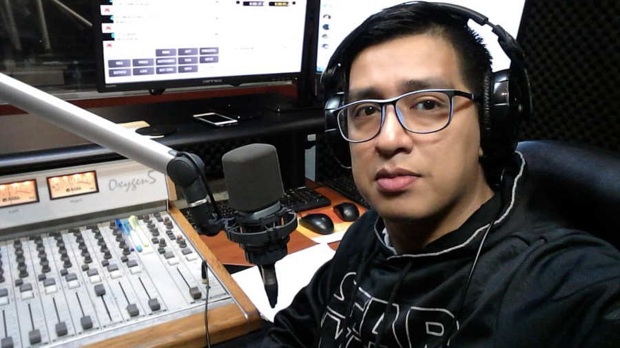 De barrer y trapear en la radio, a representante de El Salvador en
