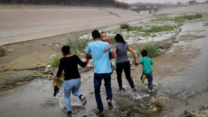 Familia de migrantes intentan cruzar la Frontera de los Estados Unidos