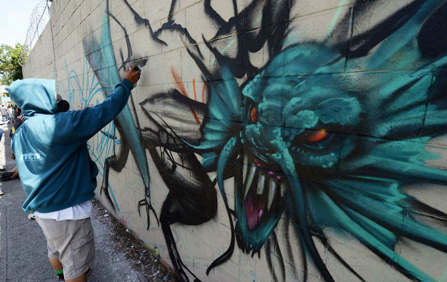 GRAFITEROS-LOS-REYES-DE-MURO002