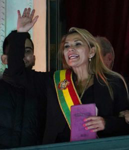 La senadora opositora Jeanine ez asume la presidencia interina de Bolivia