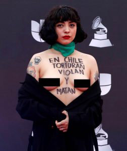 Mon Laferte desnuda su torso en Latin Grammy y denuncia que en Chile 