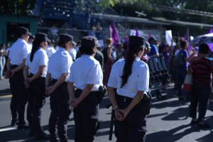 Mujeres_03 Mujeres policas fueron enviadas para verificar la seguridad durante la protesta frente a los Juzgados.