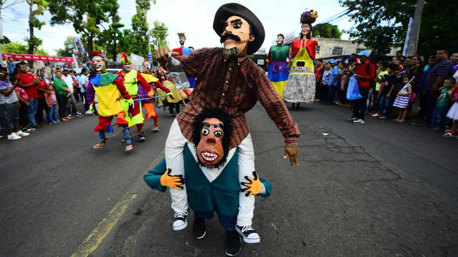 Migueleños inauguran fiestas patronales con colorido desfile del correo Noticias de El Salvador