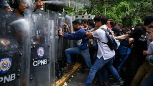 ciudadanos se enfrentan con policias en protestas en venezuela