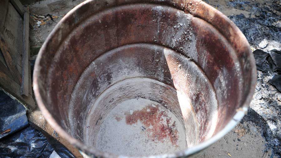 El barril en el que fue encontrado el cadver de Mayra, el martes anterior, an permanece en el patio de la casa de Ana. Foto EDH / ÓSCAR IRAHETA