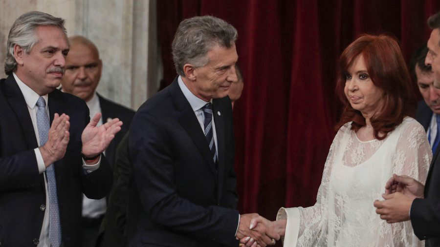 Video El Frío Saludo Entre Cristina Kirchner Y Mauricio Macri En La Toma De Posesión Del Nuevo 4488