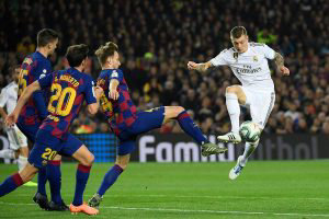 Barcelona's Croatian midfielder Ivan Rakitic (C) challenges Real Madr