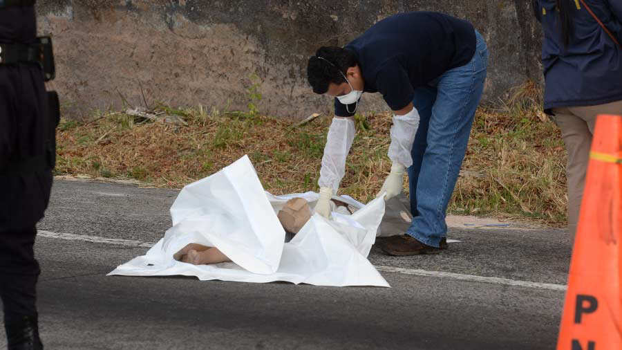 FC MUJER ENCONTRADA MUERTA EN CARRETERA