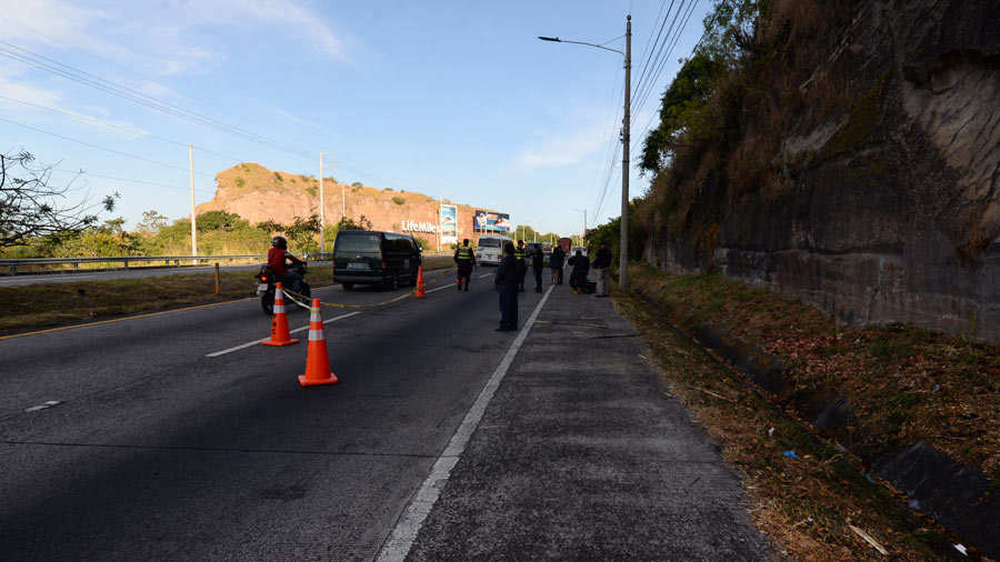 FC MUJER ENCONTRADA MUERTA EN CARRETERA