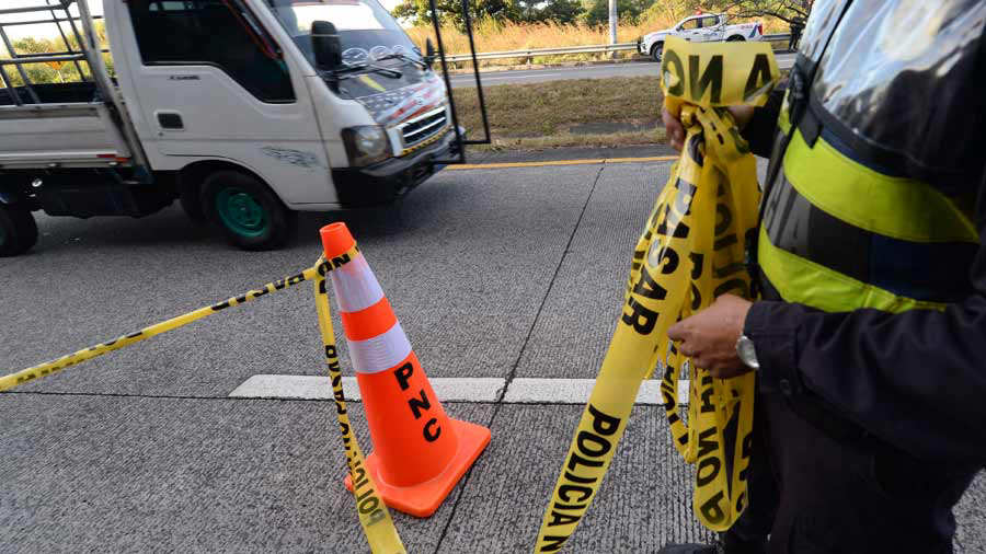 FC MUJER ENCONTRADA MUERTA EN CARRETERA