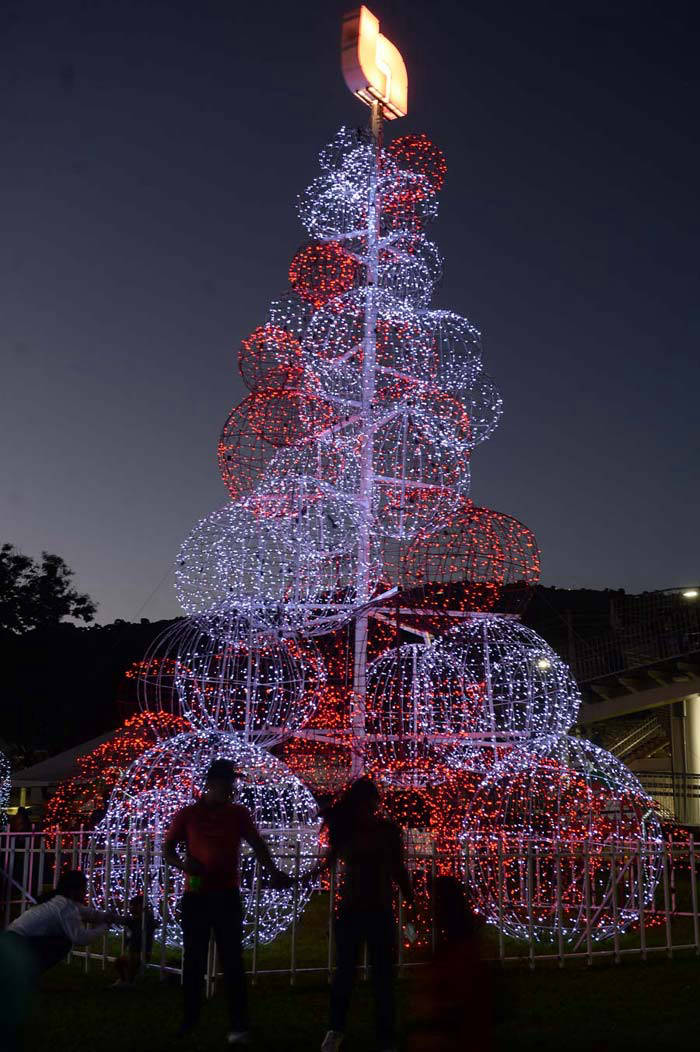 InauguraciÛn de la  Luces NavideÒas en Navidad Redondel Masferrer.