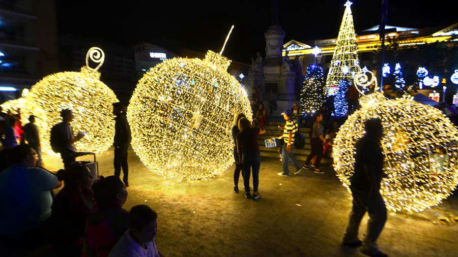 YH Luces navide–as en el centro de San Salvador