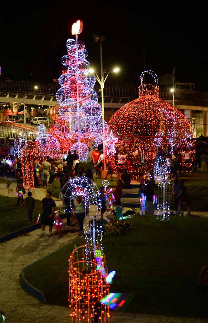 Inauguración de la  Luces Navideñas en Navidad Redondel Masferrer.