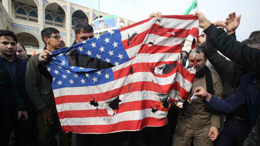 Manifestantes Queman Banderas De Estados Unidos En Protestas Tras El