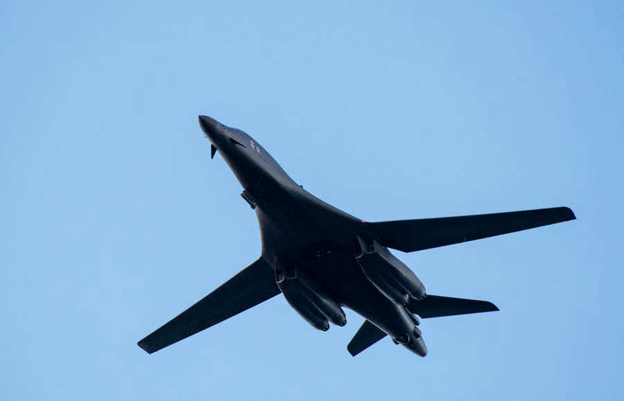 Los bombarderos B-1 de cuatro motores pueden hacer vuelos intercontinentales sin escalas y alcanzar velocidad de más de 1,448 km/h. Tienen la capacidad de transportar la mayor carga que cualquier avión de la Fuerza Aérea: misiles de crucero, bombas de gravedad y minas navales.  Foto/ AFP