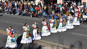Latinos estelarizan el Desfile de las Rosas como muestra de su xito en EEUU