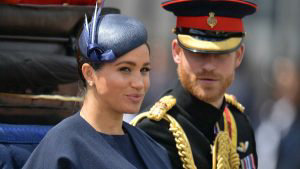 Las nuevas fotos de Harry y Meghan que buscarían opacar el retrato oficial de William y Kate