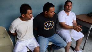 Samuel Elías Delgado Navas (izquierda) y Óscar Remberto Delgado Martínez (derecha) están siendo procesados por asesinar al dirigente del PCN, Ramón Kury; a pesar de estar encarcelados, aún están en la planilla de la Asamblea. Foto EDH / Archivo